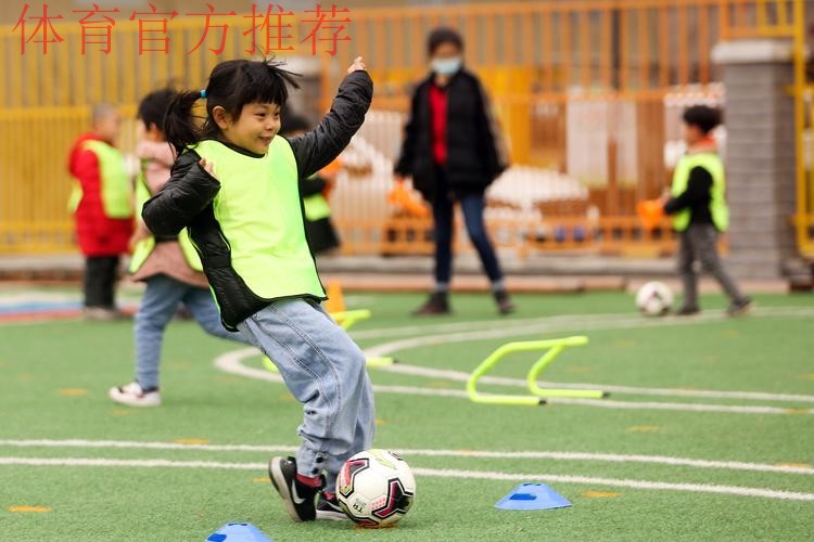 玩转足球 放飞希望——东胜区金融广场幼儿园足球运动纪实 玩转足球 放飞希望——东胜区金融广场幼儿园足球运动纪实